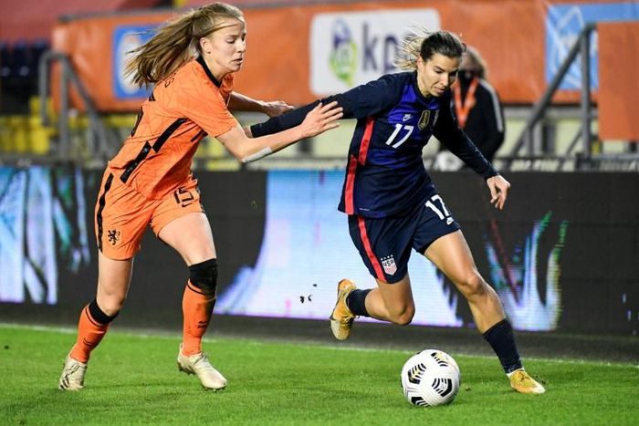 United States forward Tobin Heath (R)