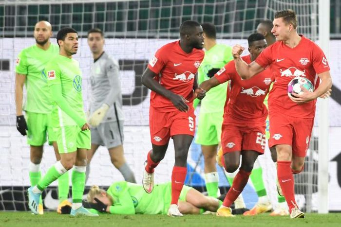 Willi Orban (R) celebrates scoring RB Leipzig's equaliser at Wolfsburg