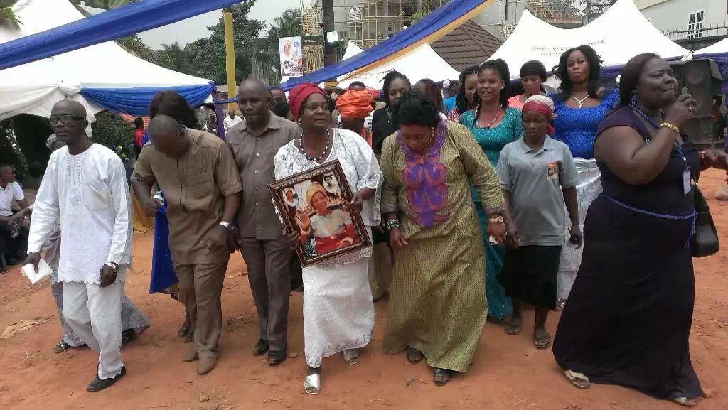 The eldest daughter with a picture frame {junglejornalmedia}