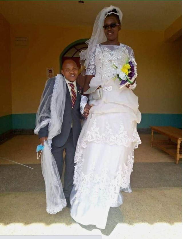 I love him the way he is – Tall bride tells critics who say groom is too short