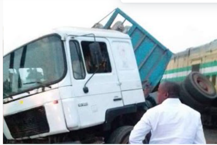 Train runs into truck in Lagos (Punch)