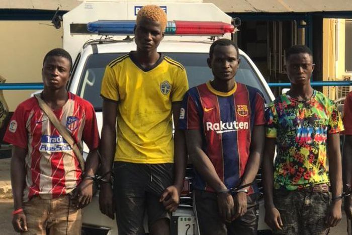 Some of the suspects arrested by the police for allegedly conniving with bus conductors to rob passengers in Lagos traffic. [Twitter/@rrslagos767]