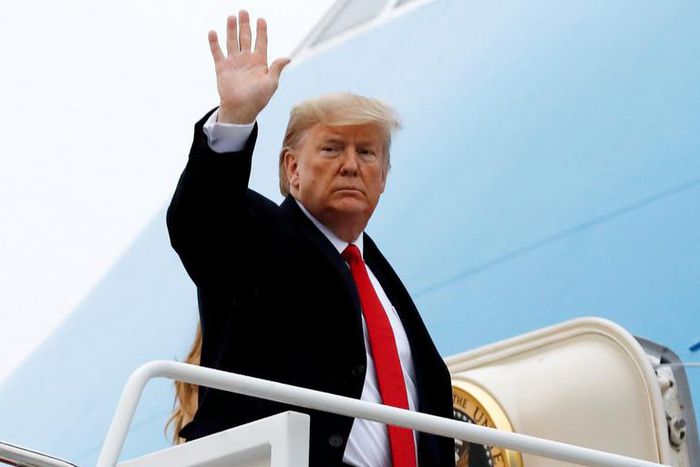 U.S. President Donald Trump waves as he boards Air Force One with First Lady Melania Trump at Joint Base Andrews in Maryland en route to West Palm Beach, Florida, U.S., January 31, 2020. REUTERS/Yuri Gripas