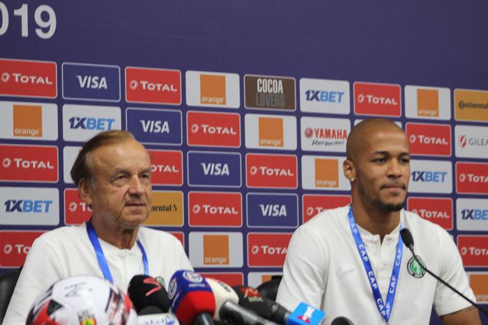 Gernot Rohr and William Troost-Ekong (Twitter/OgaNlaMedia)