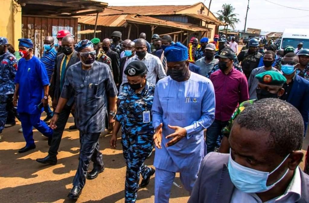 Governor Seyi Makinde of Oyo State and his Ondo State counterpart, Mr Oluwarotimi Akeredolu visit Shasa Market in Ibadan. [Twitter/]