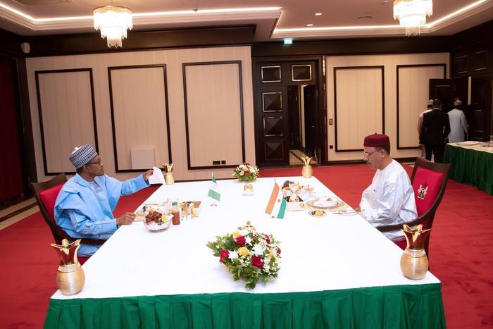 President Muhammadu Buhari breaks his Ramadan fast with Niger President,  Mohamed Bazoum. [Presidency]