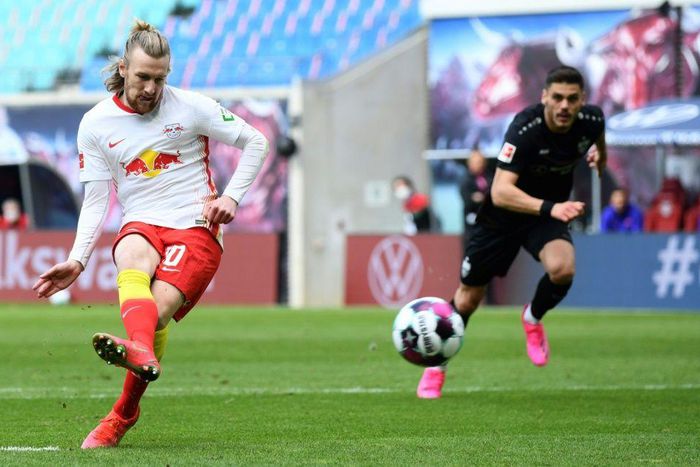 Leipzig's Swedish midfielder Emil Forsberg (L) has signed a three-year contract extension