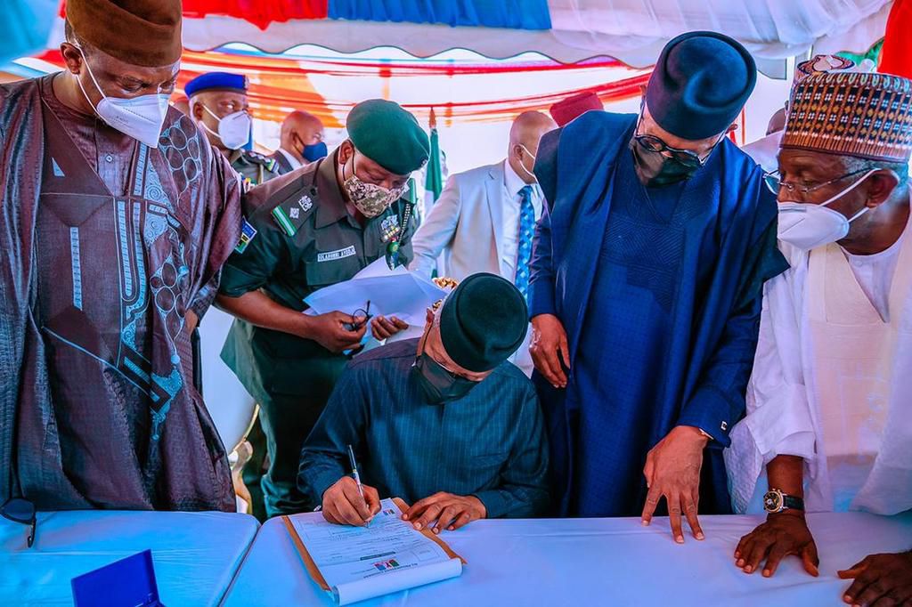 Vice President, Yemi Osinbajo travels to Ikenne for APC membership revalidation. [Presidency]