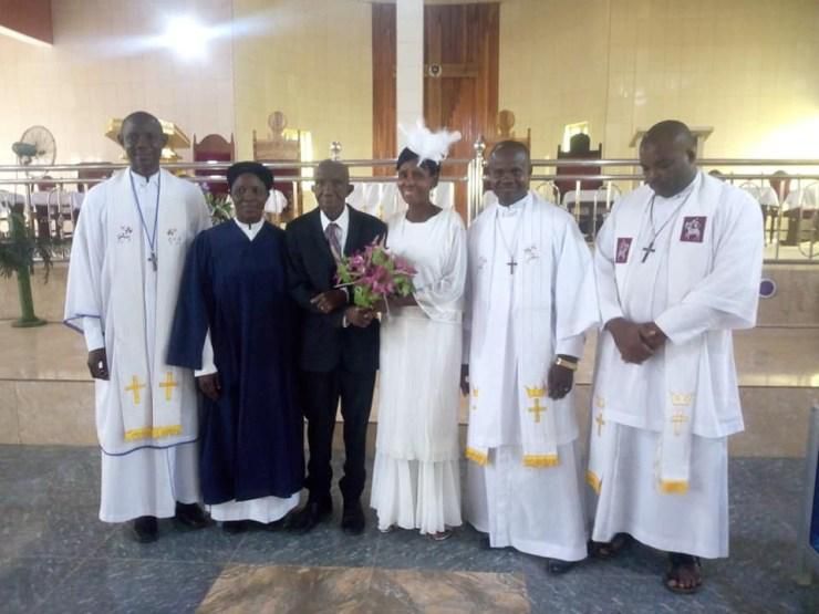 Man celebrates as his 99-year-old father weds 86-year-old mother: "Newest couples in the world"