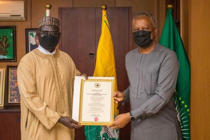 Retired ex-Chief of Army Staff, Lieutenant General Tukur Buratai (left), with the Minister of Foreign Affairs, Geoffrey Onyeama (right) [Ministry of Foreign Affairs]