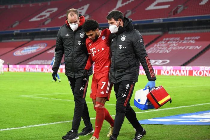 Bayern Munich winger Serge Gnabry (C) suffered a shin injury in last Sunday's 5-2 win over Mainz