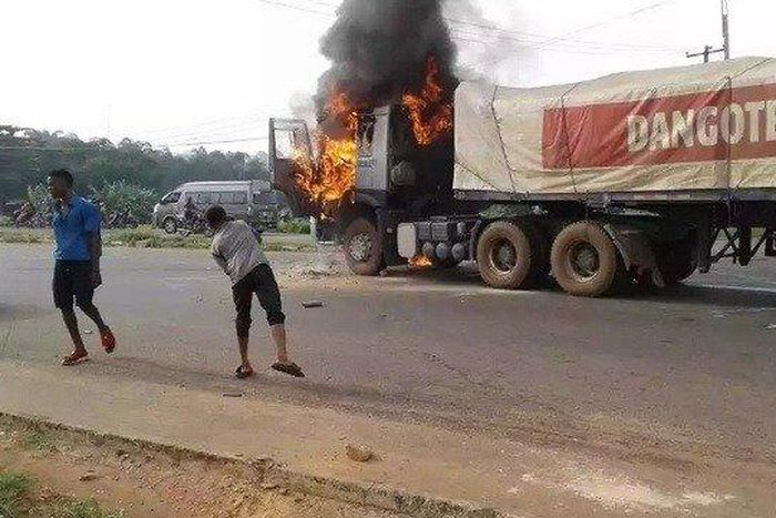 Dangote truck set ablaze in Ogun (Kanyi Daily News)