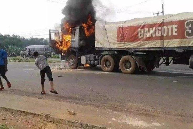 Dangote truck set ablaze in Ogun (Kanyi Daily News)
