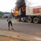 Dangote truck set ablaze in Ogun (Kanyi Daily News)