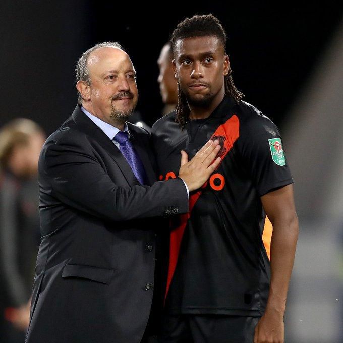 Rafa Benitez and Alex Iwobi (Twitter/Everton)