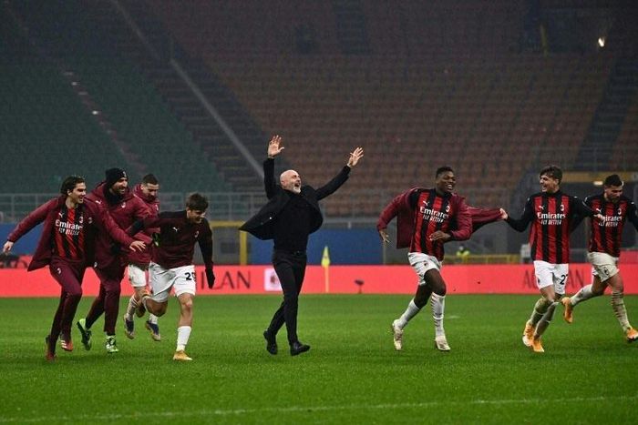 Stefano Pioli's (C) AC Milan are pushing for a first Serie A title since 2011.