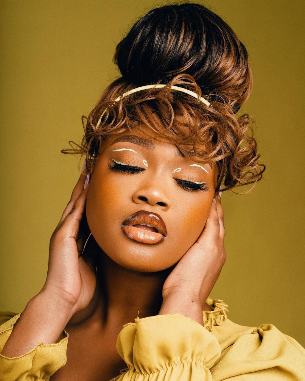 Diane rocking the eyeliner trend [instagram/dianeeneje]