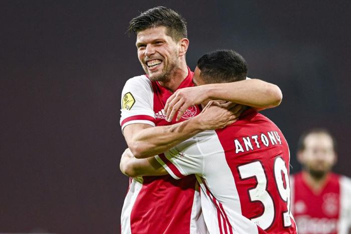 Schalke are hoping to sign Ajax forward Klaas-Jan Huntelaar (L) on loan