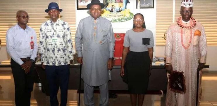 Bayelsa State Governor, Douye Diri (middle) flanked by the Ibenanaowei of Ekpetiama Kingdom, King Bubaraye Dakolo (right); double First Class Law graduate, Miss Ebizi Blessing Eradiri, Deputy Governor, Lawrence Ewhrudjakpo and Blessing’s father, Boloup...