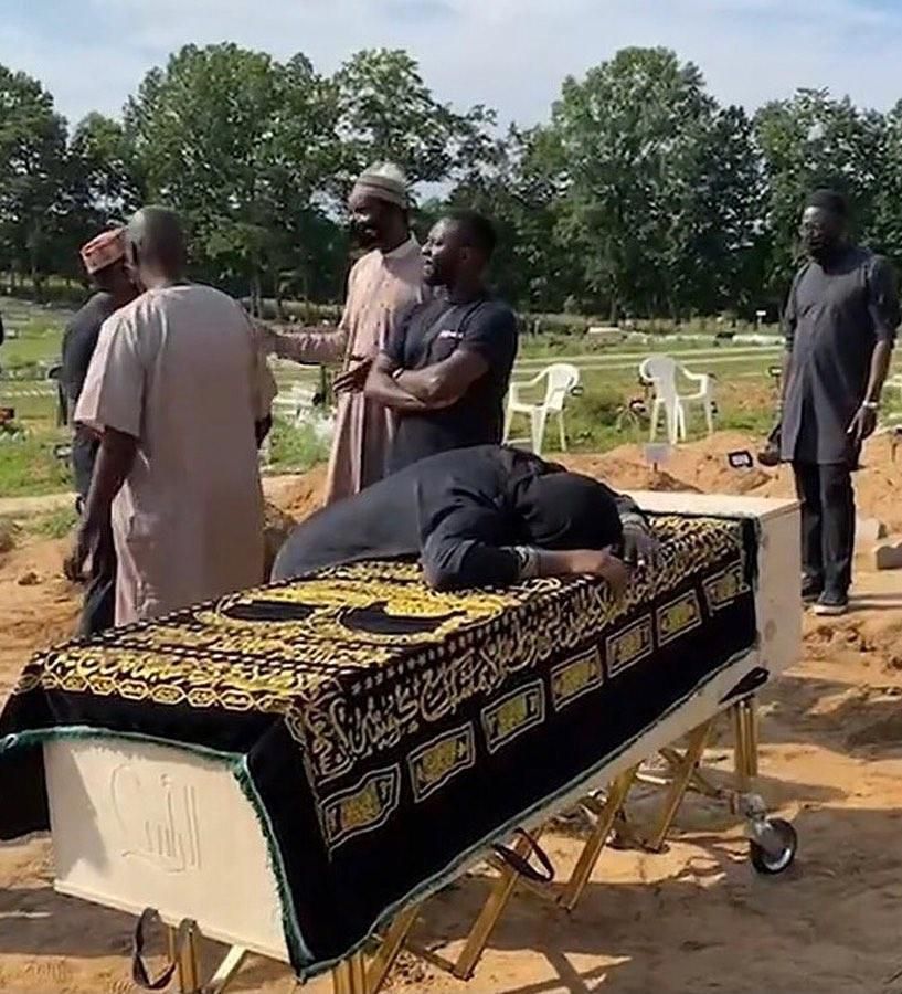 Farida was inconsolable as her husband was laid to rest. NaijaFM]
