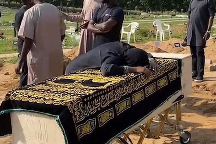 Farida was inconsolable as her husband was laid to rest. NaijaFM]