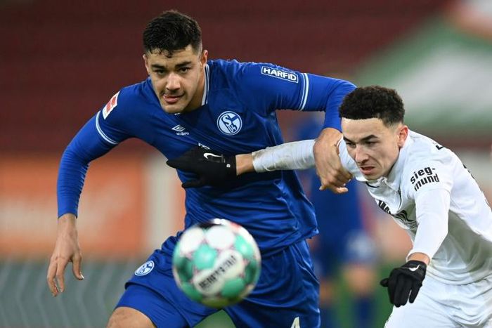 Ozan Kabak (L) in action for Schalke against Augsburg in the Bundesliga earlier this season