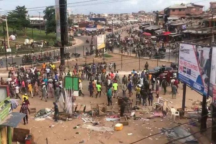 Angry youths dump dead body at Gov Makinde's office after violent clash in Ibadan. [Daily Post]
