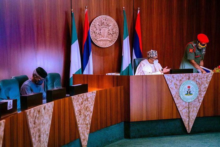 President Muhammadu Buhari and Ministers honour Tony Momoh and former Agriculture Minister, Alfa Wali. [Twitter/https://twitter.com/FMICNigeria]