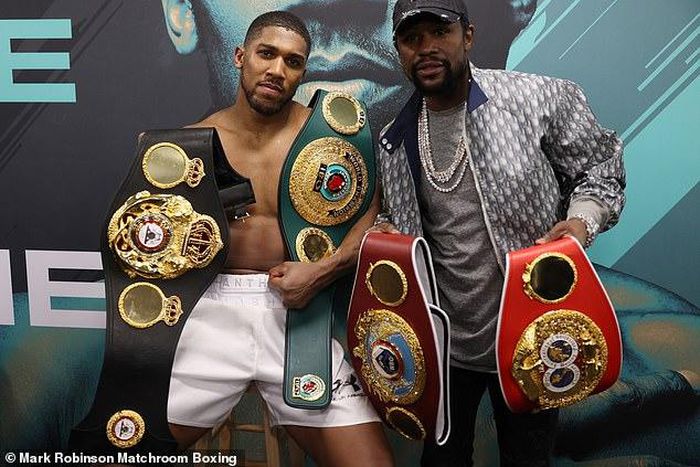Anthony Joshua and Floyd Mayweather (Mark Robinson Matchroom Boxing)