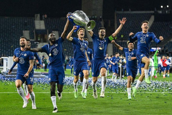 Chelsea players celebrate with the trophy after beating Manchester City in the Champions League final in Porto