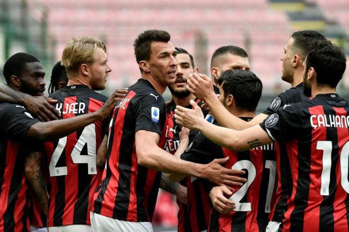 Mario Mandzukic (C) returned from injury as Milan ended their two-month home drought against Genoa.