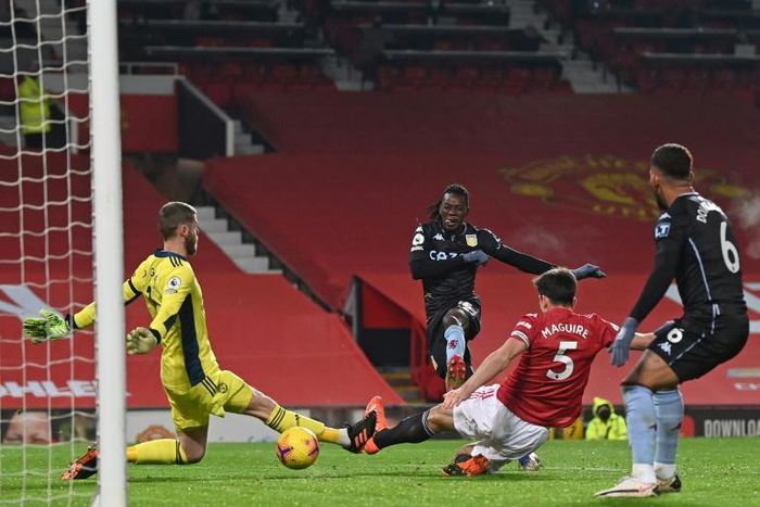 Bertrand Traore (C) shoots past Manchester United goalkeeper David de Gea to equalise for Aston Villa at Old Trafford