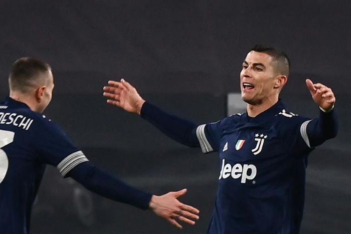 Juventus forward Cristiano Ronaldo (R) scored his 15th goal this season.