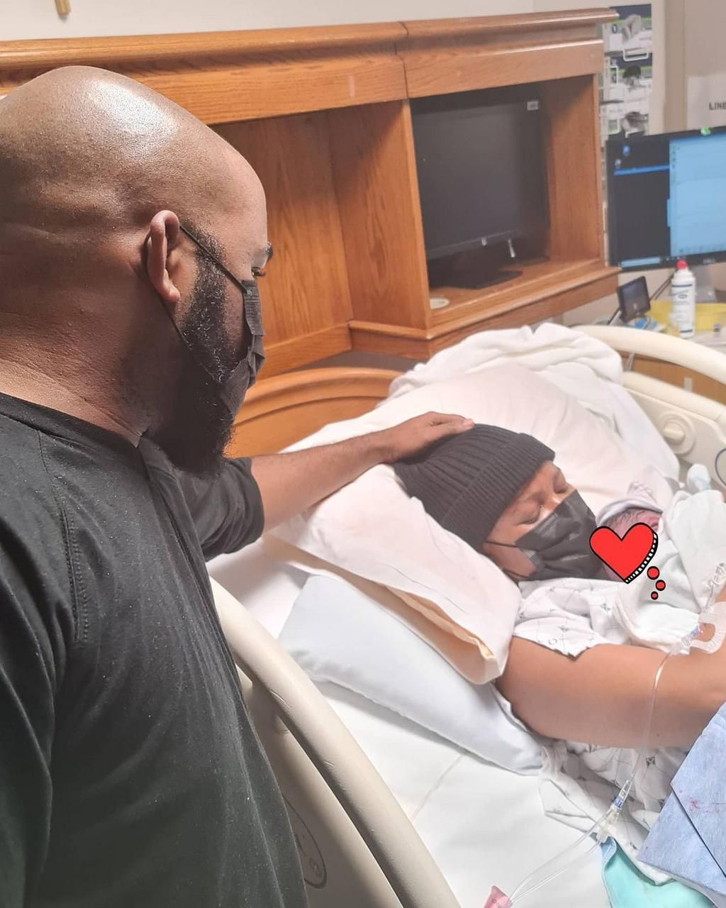 Pic 5 : Looking at our boy😍 [Instagram/AdesuaEtomi]