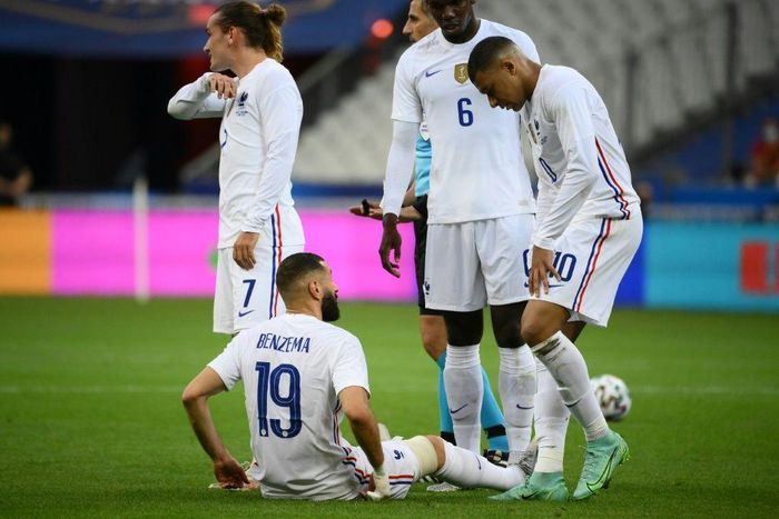 Karim Benzema left the field injured during France's friendly match with Bulgaria
