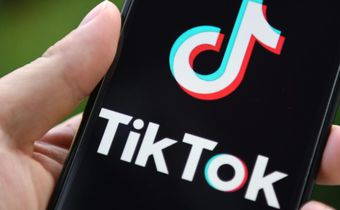 iPhone users have full access to TikTok's dark mode.