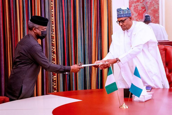Vice President, Yemi Osinbajo briefs President Muhammadu Buhari on the implementation of economic sustainability plan. [Twitter/@BashirAhmaad]