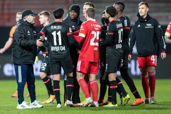 Leverkusen midfielder Nadiem Amiri (2nd from left) argues with Union Berlin players after the final whistle on Friday