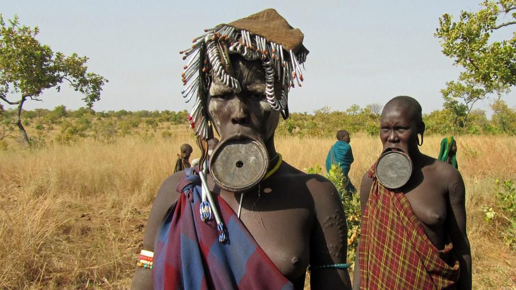Mursi women with their lip plates {rhinoafrica}
