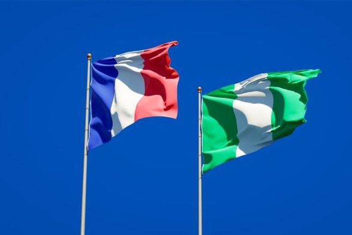 Beautiful national state flags of France Nigeria together blue sky. (Freepik)