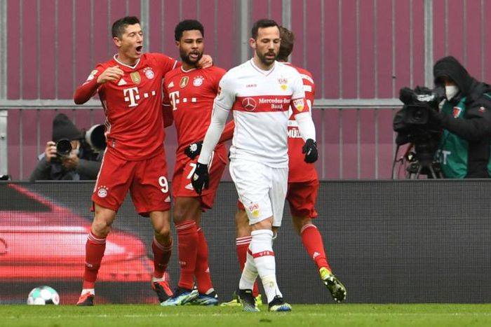 Robert Lewandowski (L) celebrates as Bayern Munich romp to a 4-0 home win over Stuttgart