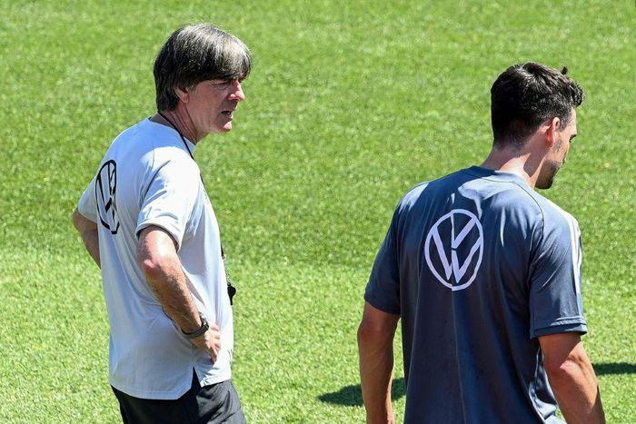 Germany coach Joachim Loew (L) talks to Mats Hummels in training on Thursday