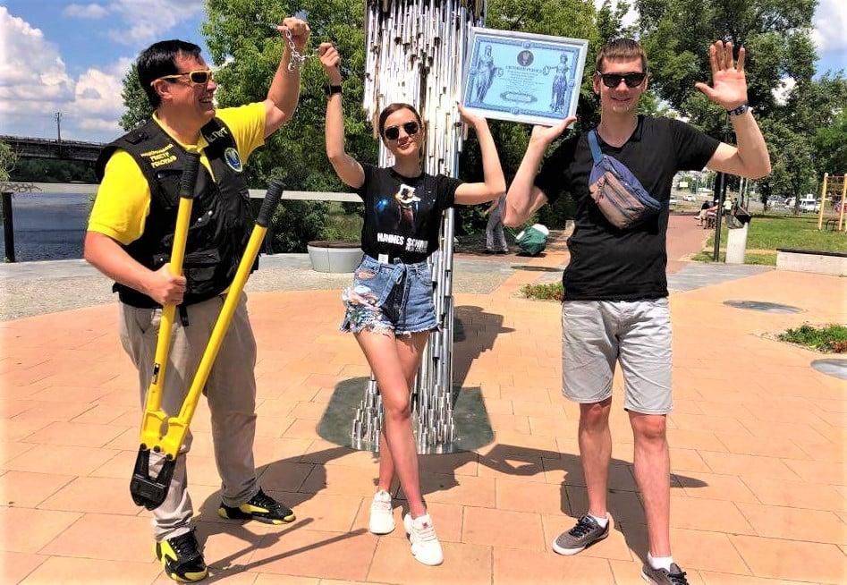 Couple who chained their hands together to avoid breakup has finally done it