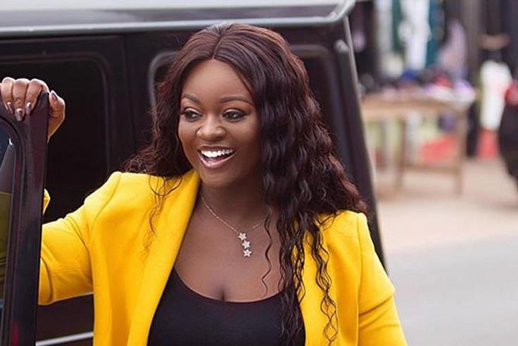 10 manières de porter des blazers comme une bosse inspirée par l'actrice Jackie Appiah