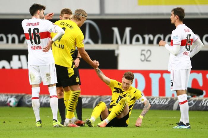 Erling Braut Haaland (2ndl) helps Dortmund captain Marco Reus (C) in the 3-2 win at Stuttgart on Saturday