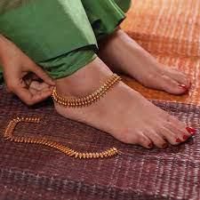 Indians wear anklets as a symbol of beauty and charm and to alert their husband so they can stop any displeasing chatter {tarinika]
