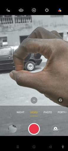 Using the AI colour portrait mode to create an artistic effect while recording a video