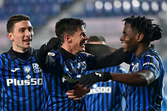 Matteo Pessina (C) and Duvan Zapata (R) celebrate scoring in Bergamo