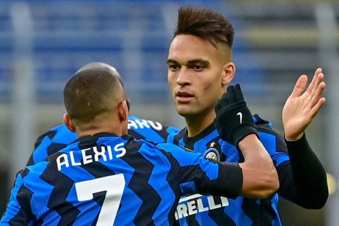 Inter Milan's Chilean forward Alexis Sanchez (L) scored for his second consecutive legue game.