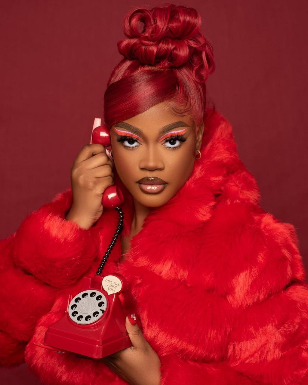 Diane looks fiery in this red eyeliner [instagram/dianeeneje]